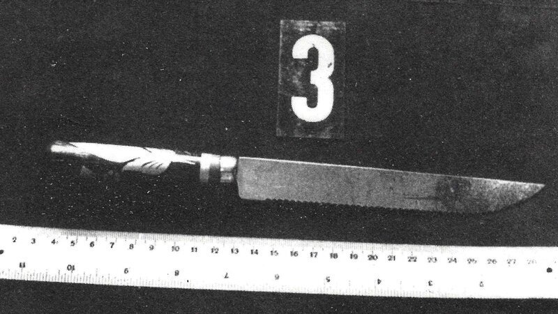 Ein Serienmörder schlägt ab 1982 immer wieder in Halle-Neustadt zu. Die Polizei sichert das Tatwerkzeug. – Bild: ZDF