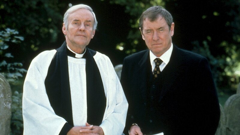 Pfarrer Stephen Wentworth (Richard Briers, l.) berichtet Inspector Barnaby (John Nettles, r.) von einem Einbruch in sein Haus in der Mordnacht. – Bild: ZDF und Bentley Production