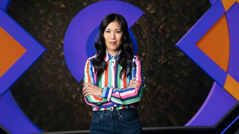 Sie sollen beim Abnehmen helfen, den Blutzucker stabil halten und den Weg aus der Zuckerfalle weisen – ganz ohne Verzicht auf Süßes. Aber zu welchem Preis? Immer wieder heißt es, Süßstoffe könnten den Appetit ankurbeln, das Darmmikrobiom verändern oder sogar Krebs begünstigen. Von Aspartam bis Xylit – Dr. Mai Thi Nguyen-Kim nimmt die beliebtesten Zucker-Alternativen unter die Lupe. – Bild: ZDF und Ben Knabe