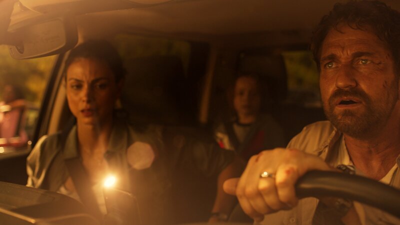Familie Garrity (Morena Baccarin, l., Roger Dale Floyd, M. und Gerard Butler, r.) versucht mit dem Auto den rettenden Flugplatz zu erreichen. Doch alle Straßen sind verstopft und vom Himmel regnet es Asteroidenschauer. – Bild: Courtesy of STXfilms / ZDF Familie Garrity (Morena Baccarin, l., Roger Dale Floyd, M. und Gerard Butler, r.) versucht mit dem Auto den rettenden Flugplatz zu erreichen. Doch alle Straßen sind verstopft und vom Himmel regnet es Asteroidenschauer. – Bild: Courtesy of STXfilms / ZDF