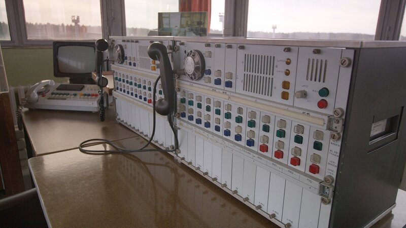 Kontrollraum der Grenzübergangsstelle Marienborn: Von hier aus wurden Transitreisende beobachtet. – Bild: ZDF und Robert Cöllen