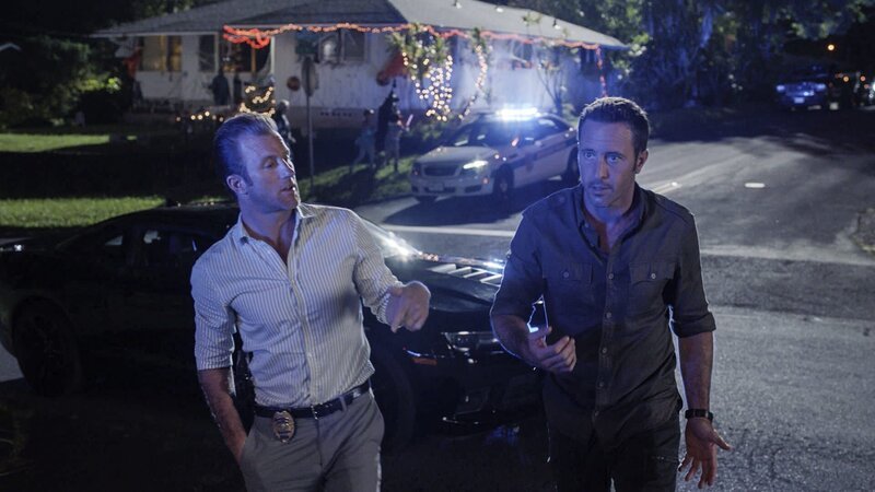Auch in der Halloweennacht muss Five-0 in den Einsatz. Als eine Hellseherin ermordet wird, sind Steve (Alex O’Loughlin, r.) und Danno (Scott Caan, l.) sofort zur Stelle … – Bild: CBS Broadcasting, Inc. /​ Norman Shapiro