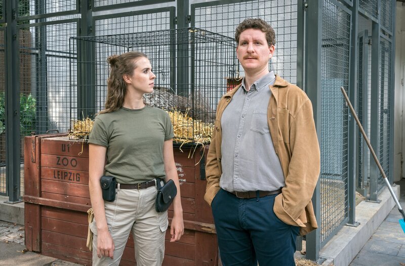 Zoodirektor Jasper Winter (Dominik Weber, r.) macht sich stark für die Studierenden (mit Madeleine de le Roi, l.). – Bild: ARD/​Saxonia Media/​Steffen Junghans