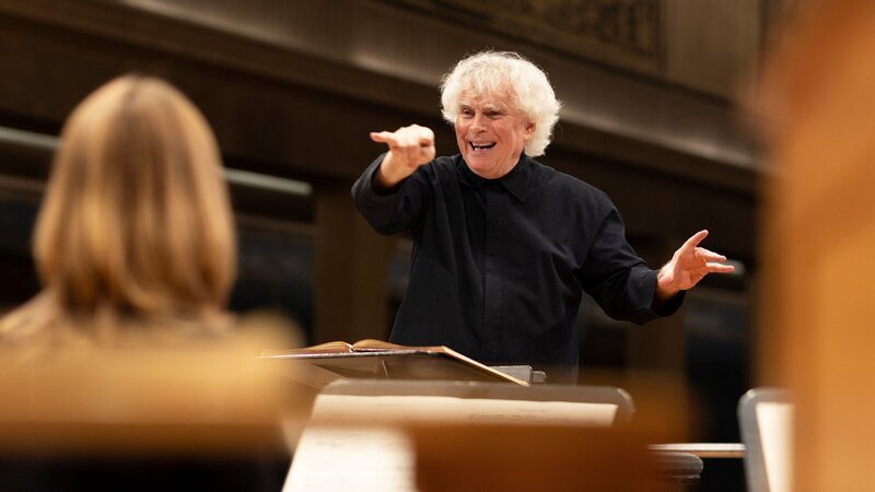 Sir Simon Rattle (Bild) dirigiert die Matthäuspassion: Chor und Symphonieorchester des Bayerischen Rundfunks erweisen sich abermals als höchst flexible Klangkörper mit herausragenden Solisten. – Bild: ZDF und BR, Astrid Ackermann