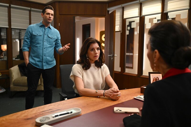 Deniz (Igor Dolgatschew) ist vor den Kopf gestoßen, als er sich auch noch von Charlie fernhalten soll. In der Mitte Gabriella (Bianca Hein), rechts Simone (Tatjana Clasing) – Bild: RTL /​ Julia Feldhagen /​ Unschuldig am Pranger