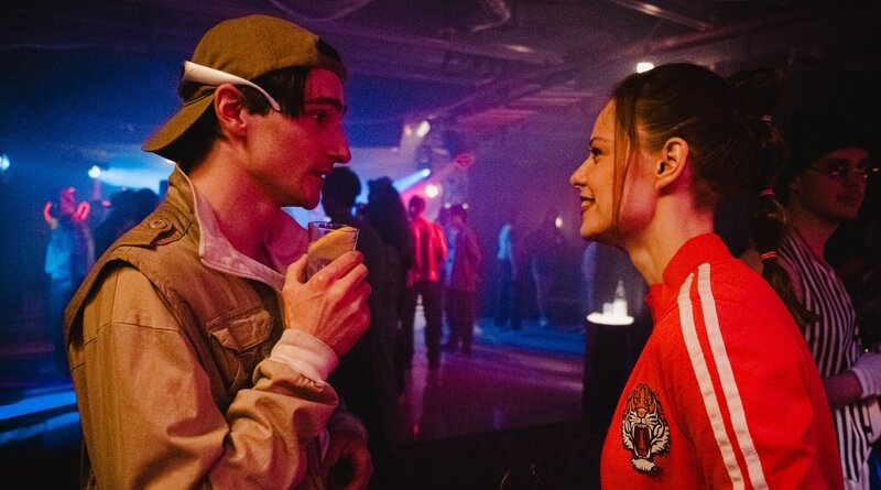 Keine Frage, alle im Turm schwärmen für Gina (Emma Bading). Und René (Sebastian Schneider) ganz besonders … – Bild: WDR/​Sandra Stein