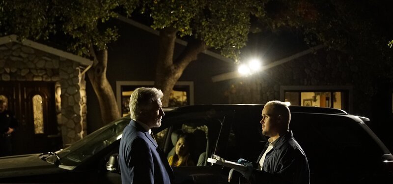 Investigators take in the crime scene. – Bild: Discovery Communications /​ Mike Mathis Productions, Inc.