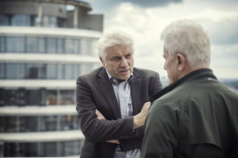 Von links: Die Kriminalhauptkommissare Franz Leitmayr (Udo Wachtveitl) und Ivo Batic (Miroslav Nemec) sind sich nicht einig, wie es weitergehen soll. – Bild: BR/​X Filme/​Hagen Keller