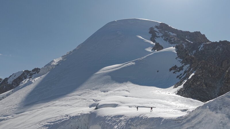 Landschaftsbild mit Lukas Wörle und Ales Cesen im Shimshal Valley, Pakistan. – Bild: Servus TV /​ w8less consulting OG /​ Vincent Woerle