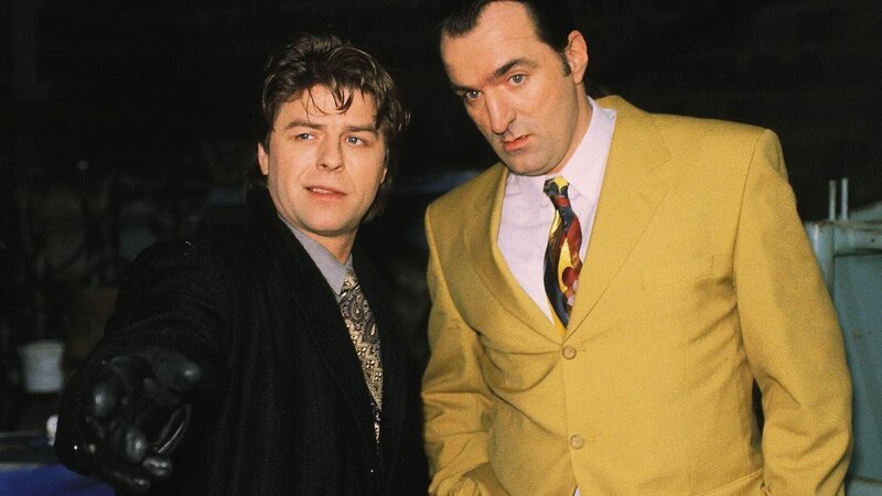 Kriminalhauptkommissar Peter Wolniak (Uwe Fellensiek, l.) spricht mit Heiner Eppstein (Andreas Hoppe), dem Sohn des Verdächtigen. – Bild: RTL /​ Rolf Baumgartner