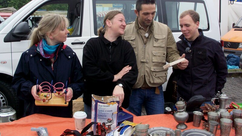 Angelika (li.), ihre Freundin Conny (2.v.li.) und Hendrik (re.) sind mit Trödelprofi Mauro Corradino auf dem Flohmarkt – Bild: RTL II