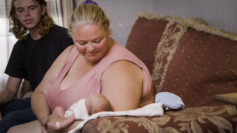 Amanda holds new baby Glenn. – Bild: Discovery, Inc.