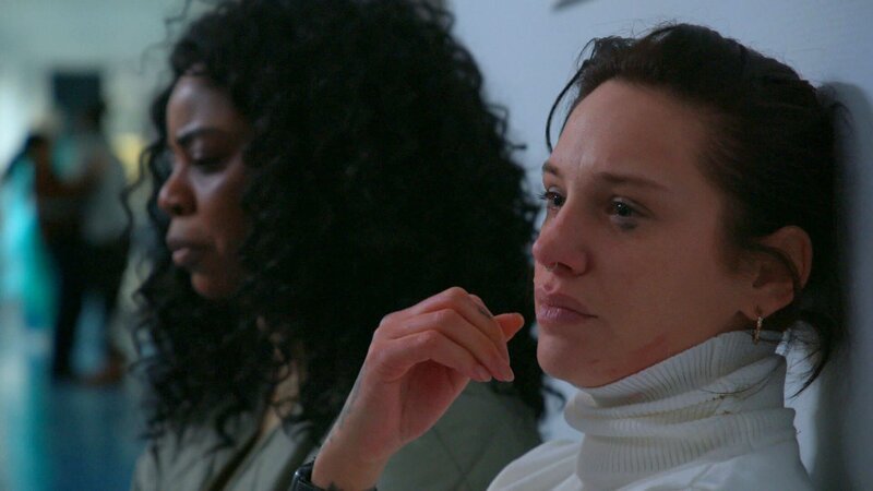 Olivia fängt eine Kugel für Milla ein und muss notoperiert werden. Als es endlich Entwarnung gibt, erfährt Milla die Wahrheit über Alec und die Hintergründe der Tat. Für sie steht fest: Sie bleibt an Olivias Seite – egal was kommt. – Bild: RTLZWEI