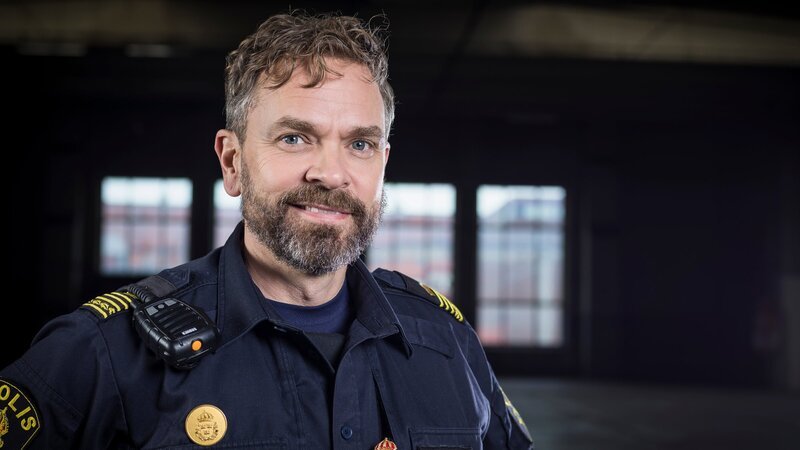 Jesse (Per Lasson) wird zu einem dringenden Einsatz in eine Schule gerufen – es ist die Schule seiner Tochter. Ohne zu wissen was ihn erwartet, betritt der Polizist das Gebäude und macht eine gefährliche Entdeckung. – Bild: ZDF und ITV