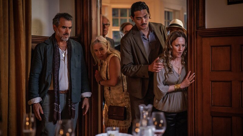 Unternehmer Sven ist während einer Feier plötzlich zusammengebrochen. Sein Cousin Isidor (Rafael Edholm, l.), seine von ihm getrennt lebende Frau Catharina (Annika Hallin, r.) und deren neuer Freund Edvin (Adam Dalström, 2.v.r.) beobachten die Versuche, sein Leben zu retten. – Bild: ZDF und Johan Paulin