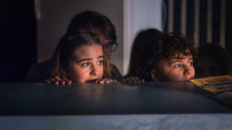 Dilara (Isabella Jones) und Tahmina (Janisa Glasow) verstecken sich wegen ihres heimlichen Bandauftritts im Club vor Dr. Berger. – Bild: MDR/​Thomas Dietze