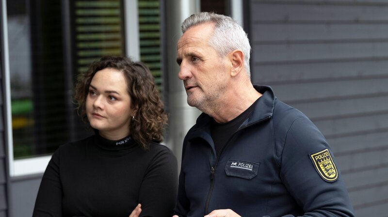Julia Demmler (Wendy Güntensperger, l.) und Paul Schott (Tim Wilde, r.) jagen ein Phantom. Neun Boote wurden bisher ausgeraubt. Doch keiner hat den Täter gesehen und es keine Überwachungskamera ihn aufgenommen. – Bild: ARD/​Laurent Trümper