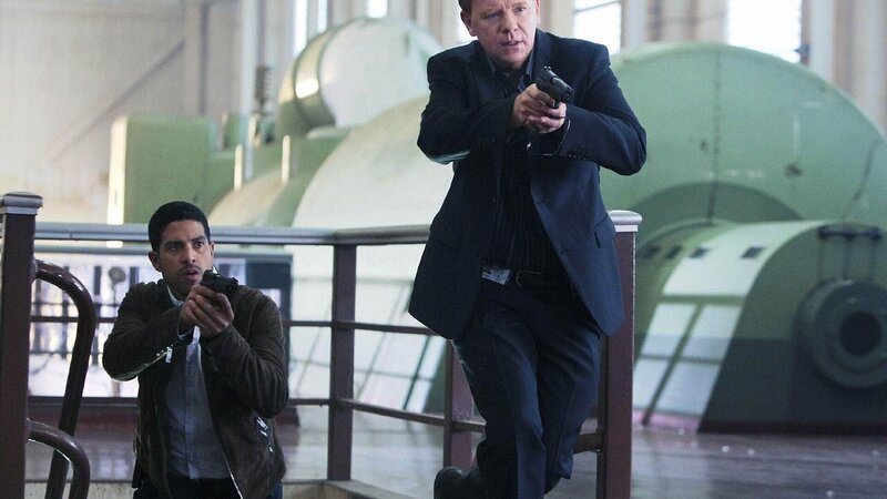 Als die Ermittler Eric Delko (Adam Rodriguez, l.) und Horatio Caine (David Caruso) den verdächtigen Vorarbeiter Luis festnehmen wollen, kann dieser aus der Zuckerraffinerie flüchten … – Bild: TVNOW /​ CBS