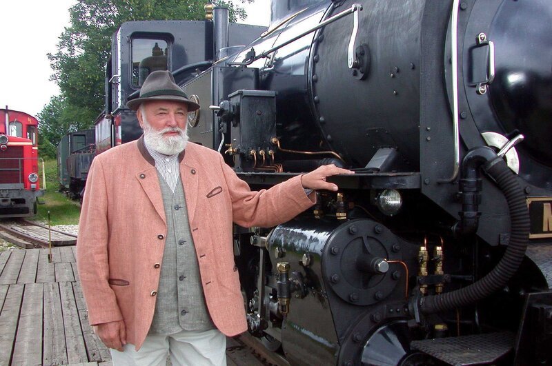 Sepp Forcher vor der Mariazeller Dampflok. – Bild: ORF/​Anton Wieser