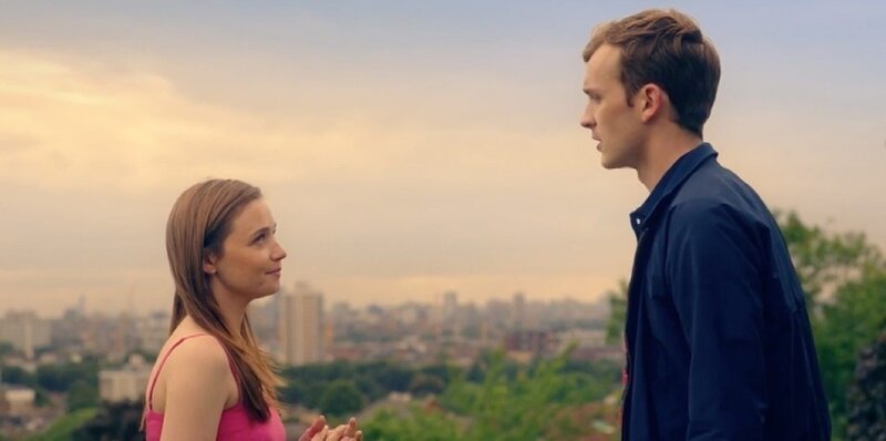 Emma (Jessica Barden) und Ben (Harry Lawtey) treffen zufällig im Park aufeinander, wo sie ein klärendes Gespräch führen. Werden sie trotz aller Widrigkeiten den Mut finden, den entscheidenden Schritt zu machen und ihr gemeinsames Glück zu ergreifen? – Bild: ITV Studios