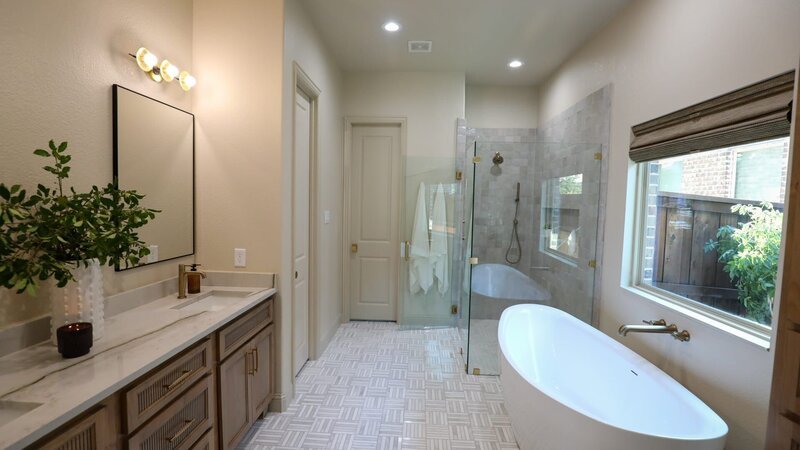 The Robinson’s main bathroom after renovation – Bild: Warner Bros. Discovery, Inc. /​ RYAN FEDOR