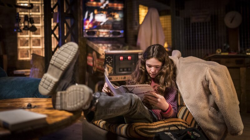 Leo hat es sich im Hauptquartier der Pfefferkörner gemütlich gemacht. – Bild: NDR/​Boris Laewen