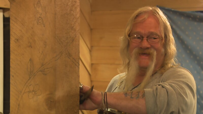 Billy Brown working inside his home. – Bild: Discovery Channel /​ Photobank 34481_ep302sp_002.jpg