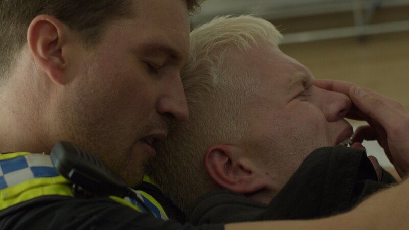 Ein dramatischer Fall bringt Nick (Raúl Richter, l.) mit seinem unbekannten Halbbruder Finn (Antonije Stankovic, r.) zusammen. Für Nick eine harte Probe. – Bild: ZDF und Roland Fritzenschaft