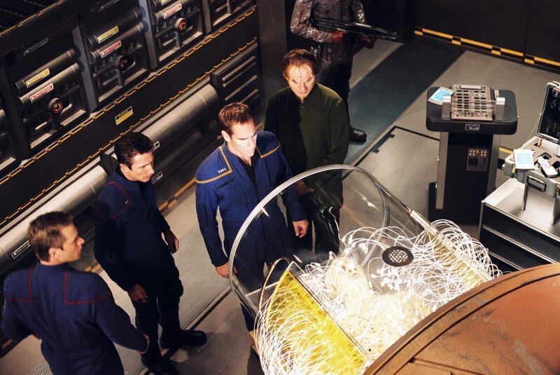 Ein seltsamer Alien sorgt bei Trip (Connor Trinneer, l.), Reed (Dominic Keating, 2.v.l.), Archer (Scott Bakula, 2.v.r.) und Dr. Phlox (John Billingsley, r.) für Aufregung. – Bild: CBS Studios Inc. /​ SYFY