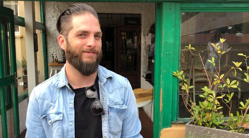 Tarik Hamdanieh erfüllte sich seinen Traum und übernahm das traditionsreiche Restaurant „Die Linse“ in Oberursel. Doch der Weg, sich als Gastronom selbständig zu machen, war nicht immer einfach. – Bild: HR/​Alexander Balafas