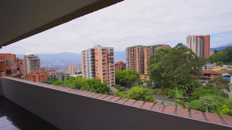 Dave hat eine steile Karriere bei der Polizei gemacht und beschließt, mit seiner Ehefrau nach Medellin in Kolumbien auszuwandern. – Bild: HGTV