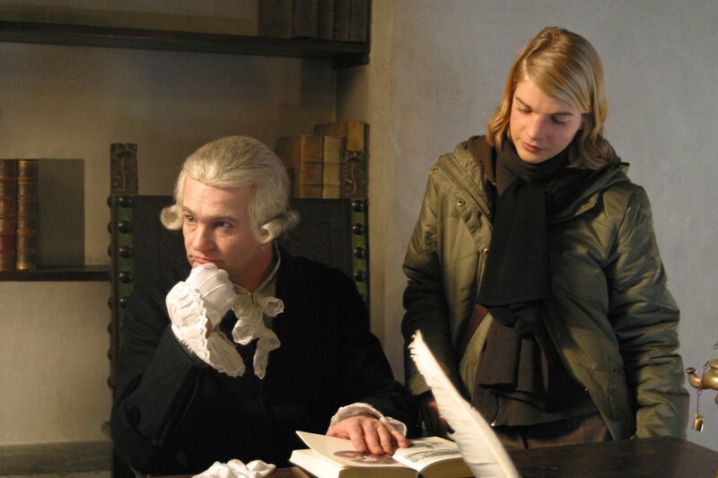 Anstatt über Kant zu reden, redet die Philosophiestudentin Sophie (Ann-Kristin Leo) in unseren Spielserien lieber mit dem schrulligen Professor (Titus Horst) aus Königsberg persönlich. – Bild: BR/​Gero von Braunmühl