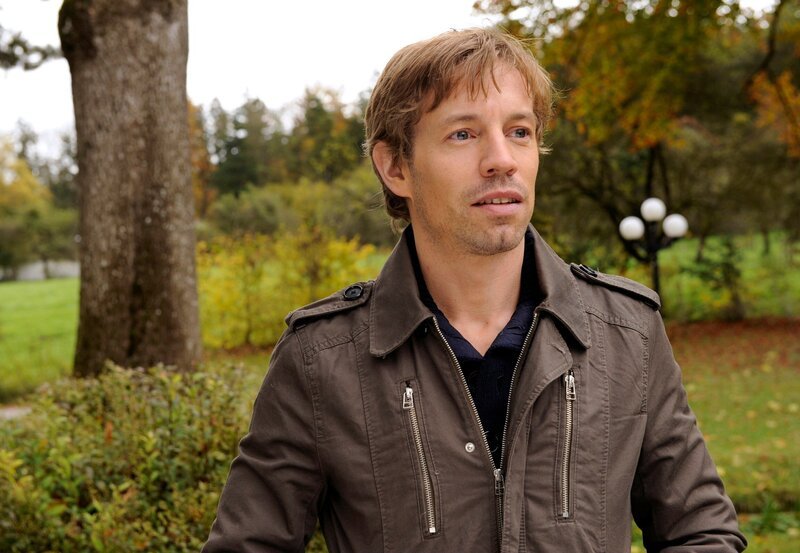 Markus (Tobias Dürr) beobachtet aus der Ferne Robert und Eva und glaubt, dass Eva inzwischen verheiratet ist und ein Kind hat. – Bild: One