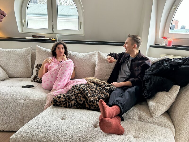„Schämt euch nicht, wenn ihr ADHS habt“, rät „Dein Song“-Moderatorin Jeannie Wagner, die selbst ADHS hat. „PUR+“-Moderator Eric Mayer besucht sie in ihrer Wohnung in Hamburg. – Bild: Ilka Simon-Wensing /​ ZDF