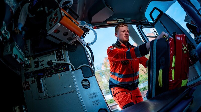 Einsatz für den Christoph 9: Schon beim Anflug ist das Ausmaß eines Unfalls auf der Autobahn erkennbar. – Bild: WDR/​Sebastian Drolshagen