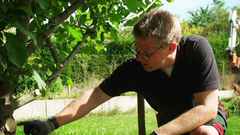 In Boostedt bei Neumünster übergibt Landschaftsarchitekt Soeren von Hoerschelmann den von ihm gestalteten Traumgarten den Bauherren. Alles muss jetzt stimmen: Bepflanzung, Pergolas, Terrasse und Außenküche warten auf den Abschluss des Projekts. Doch wird der Familie auch der Zierteich gefallen? Dem Meistergärtner steht ein spannendes Finale bevor. Parallel startet ein neues Projekt in Springe bei Hannover: Das Ehepaar Grundhoff wünscht sich eine neue Wohlfühloase mit Pool, Außensauna und exklusiver Bepflanzung. Meistergärtner Maximilian von Holzhausen hat einen Plan entwickelt, der die Bauherren begeistern soll. Doch deren Erwartungen sind hoch. – Bild: HGTV