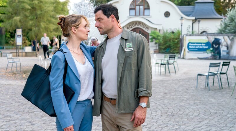 Die Vergangenheit holt ihn ein: Anwältin Mirka Schneider (Franziska Junge, l.) hat schlechte Neuigkeiten für Dr. Matteo Berger (Tobias Licht, r.). – Bild: ARD/​Saxonia Media/​Steffen Junghans