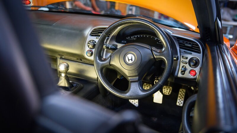 Honda on ramp in workshop, bonnet open, close up of steering wheel and dashboard. – Bild: Discovery Communications /​ Richard Heeley