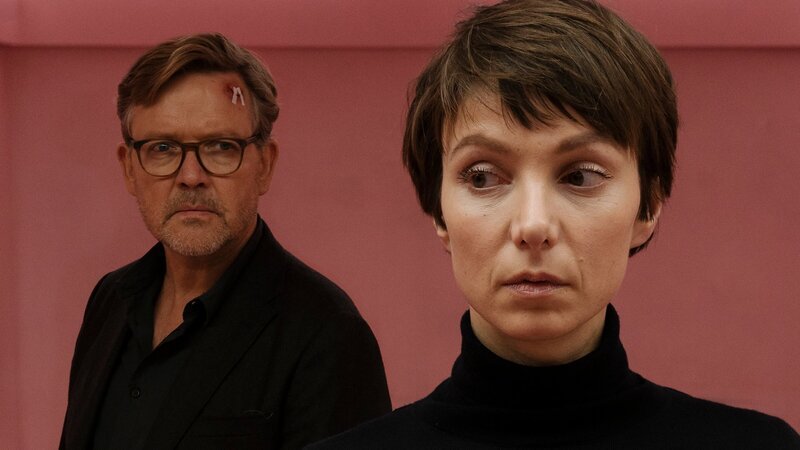 Karla Eckhardt (Julia Koschitz) lässt sich mit Carsten Spanger (Justus von Dohnányi) in der Psychiatrie auf ein psychologisches Duell ein, das ihr alles abverlangt. – Bild: ZDF und Hendrik Heiden