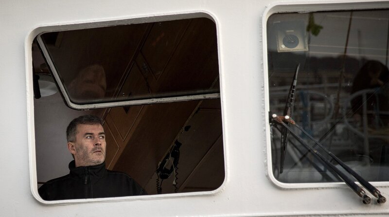 Kapitän Kay Briesewitz am Steuer. – Bild: NDR/​cineteam hannover/​Franz Bischof