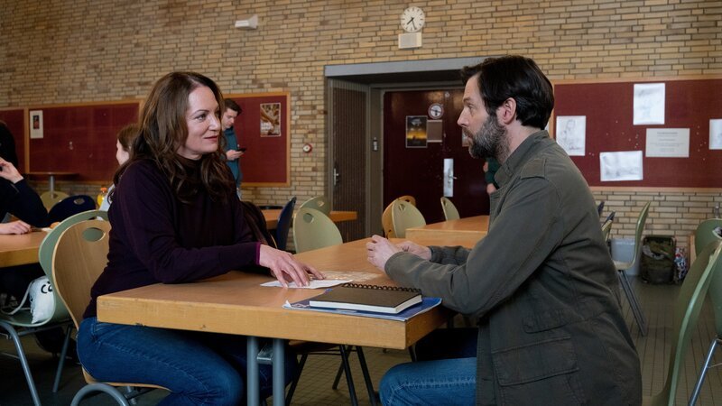 Jana Winter (Natalia Wörner) spricht mit dem Klassenlehrer Gustav Mikkelsen (Richard Ulfsäter) über Dominiks Verschwinden. – Bild: Georges Pauly /​ ZDF