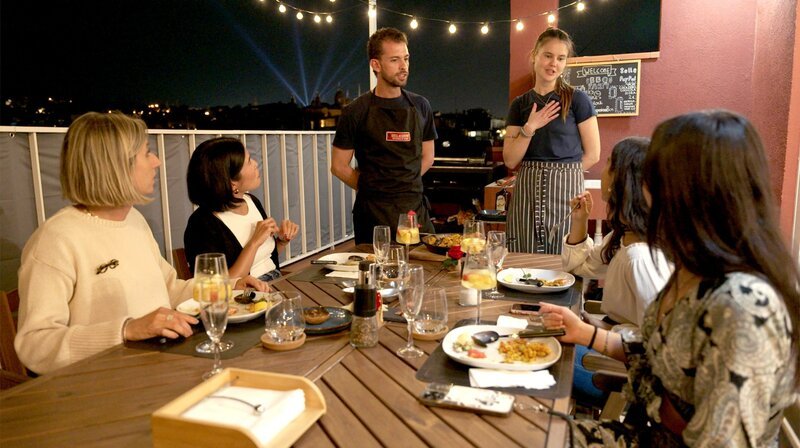 Dinner über den Dächern: Victor Khon und seine Frau Kiira kochen in ihrer Wohnung für Fremde, die buchen sich über ein Online-Portal ein. Wie viele kommen, wissen die Gastgeber, aber nicht wer. – Bild: NDR/​Ralf Biehler