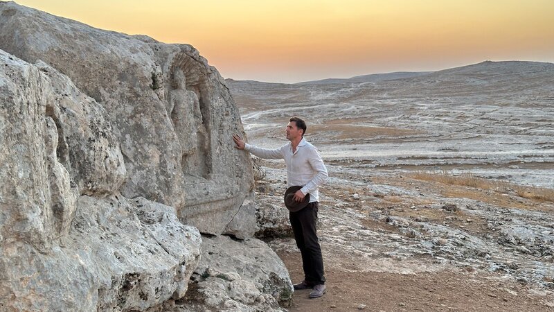 Etwa 40 km östlich von Harran, in der Steinwüste von Sumatar, in der heutigen Türkei, beteten die Menschen den Mondgott Sin an. Im Bild: Daniel Gerlach – Bild: Julius Hofstädter /​ ZDF