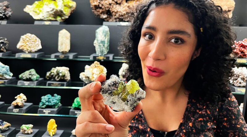 Seltene Erden sind wertvolle Metalle, die in Gesteine „eingebacken“ sind – manchmal sogar in wunderschöne Kristalle. - Reporterin Tessniem – Bild: WDR/​tvision