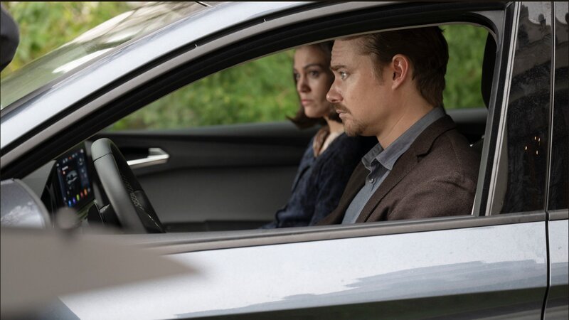 Dr. Bernhardt Sommerfeldt (Sven Schelker, r.) und Komplizin Cordula (Milena Straube, r.) sind aus ihrer Heimat geflüchtet, als sich der Tatverdacht um Sommerfeldt verhärtet. In Bayern angekommen lauert er seiner Mutter auf: sie hatte ihn erpresst und entgegen seiner Prinzipien von Recht und Ordnung in die Kriminalität getrieben. – Bild: Michael Ihle /​ ZDF