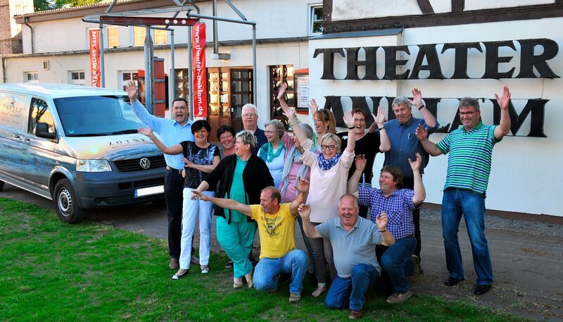 Das Team des „Kleinen Lachtheaters“ vor ihrer traditionellen Gast-Spielstätte, dem Theater Anklam. – Bild: NDR/​HerrmannFilm/​Franz Ritschel