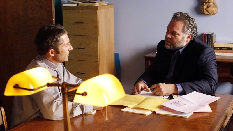 Im Büro der Kirche spricht Detective Robert Goren (Vincent D’Onofrio, r.) mit Reverend Daniel Wyler (Leland Orser) über den ermordeten Arzt, der Mitglied seiner Kirche war. – Bild: MG RTL D /​ USA Network /​ Will Hart