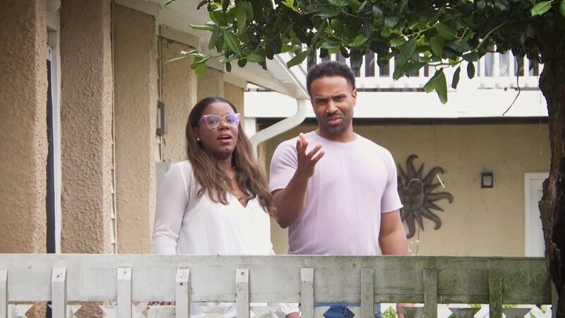 Potenzielle Käufer besichtigen das Haus. – Bild: Warner Bros. Discovery