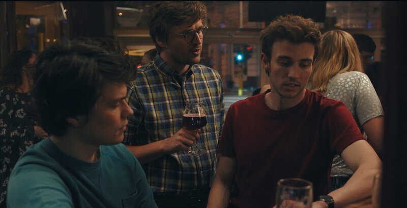 Der junge Medizinstudent Tristan (Maarten Nulens, r.) führt ein unbeschwertes Leben. Im Hörsaal ist er voll fokussiert, doch beim Barbesuch nach der Vorlesung zeigt sich Tristan vor seinen Kommilitonen Tanguy (Thomas Van Caeneghem, M.) und Vince (Vincent Van Sande, l.) von einer ganz anderen Seite. – Bild: SYLVESTER PRODUCTION /​ VRT /​ ZDF