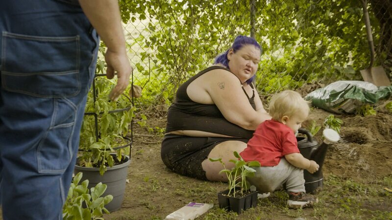 Chris helps Amy plant her garden. – Bild: Discovery, Inc.